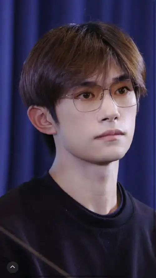 #易烊千玺金爵奖评委生图##易烊千玺梨涡好看#