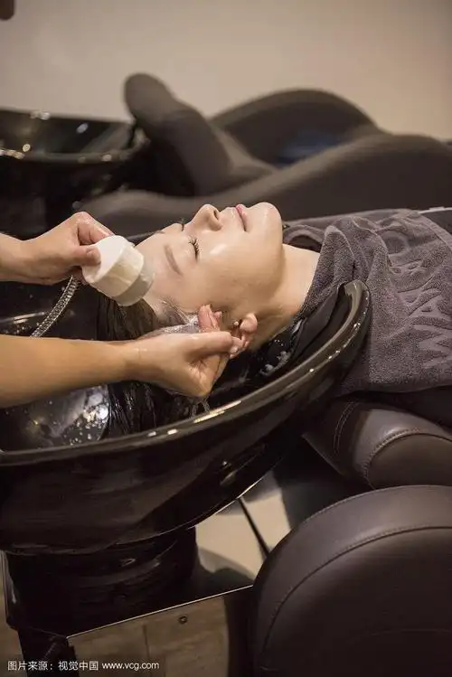 在发廊洗头发的女人