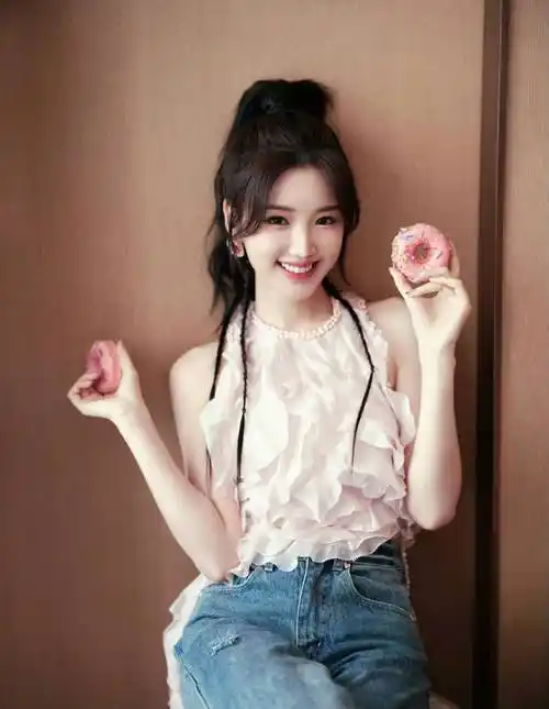 毛晓彤换了新发型更洋气!穿粉色背心 牛仔裤亮相,时髦又减龄