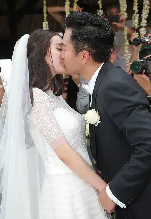 杨幂恺威挥手说再见,往事不堪回首,最受伤的可能是她