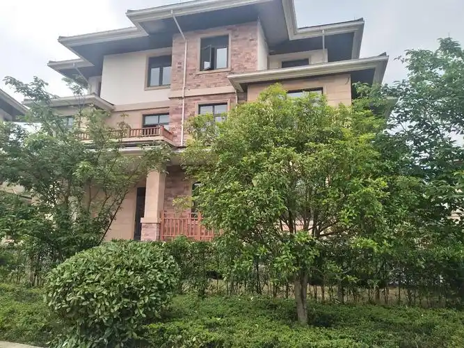 房东急售 紫荆庄园三期独栋别墅 585平 前后花园共300平 证件齐全 600