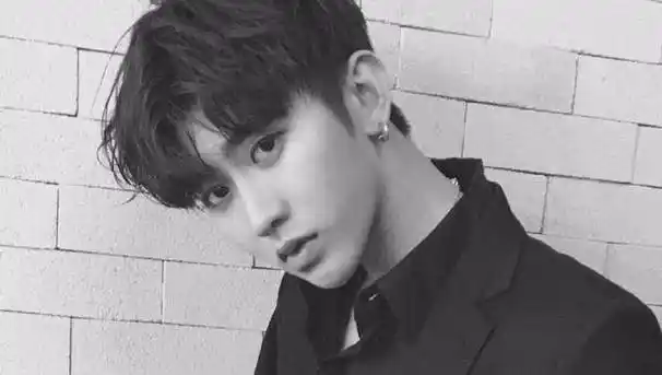 秒杀蔡徐坤的网红脸,王俊凯千玺告诉你"高级脸"的打开方式_气质_眼镜