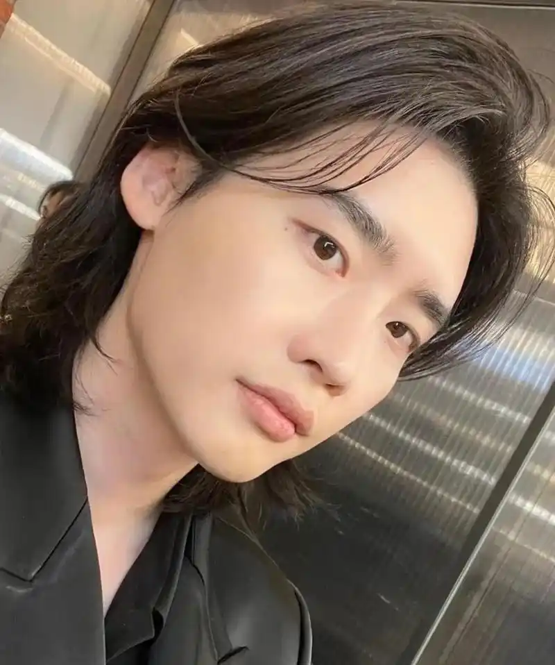 极简干净z系慵懒发型.脸极瘦的男生,选择的是这一种斜式刘海的 - 抖音