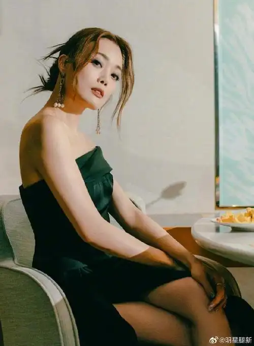 女歌手容祖儿穿高开叉礼服脚踩roger vivier凉高跟鞋优雅出现