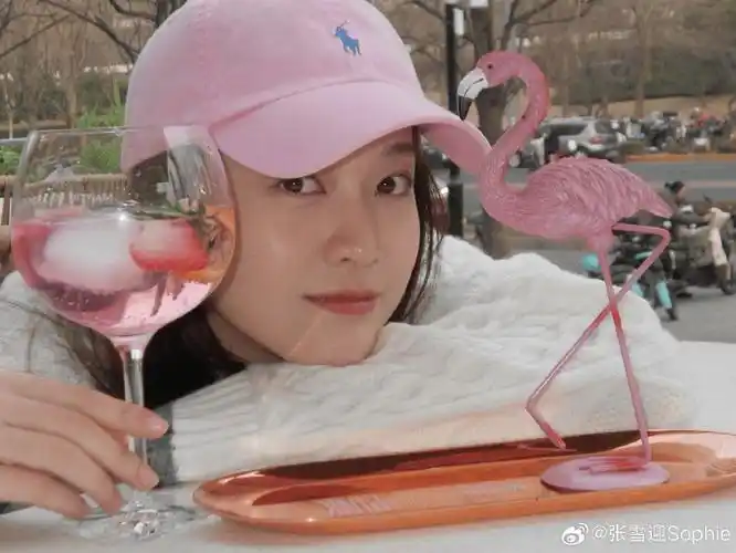 原创张雪迎晒九宫格美照肤白貌美惹人爱笑容甜美宛如初恋