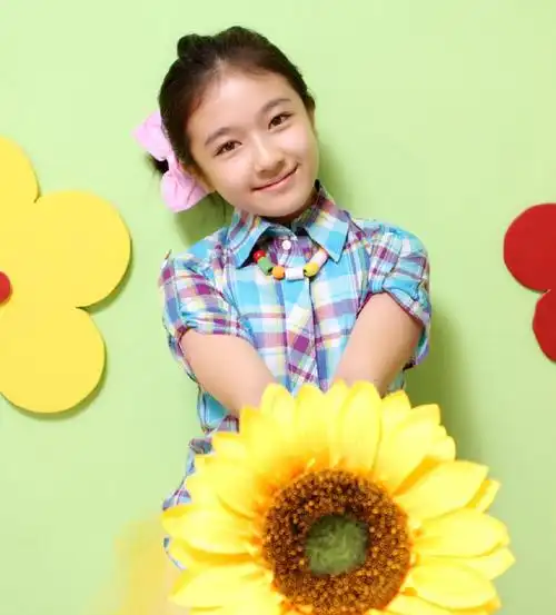 李兰迪13岁向日葵写真照#李兰迪真的是等比例长大吧,真的太可爱了