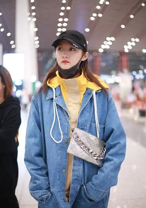 关晓彤黑帽加牛仔大衣休闲装包裹严实现身机场图片