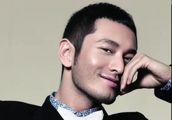 黄晓明谜一般的下巴,天塌下来都不怕