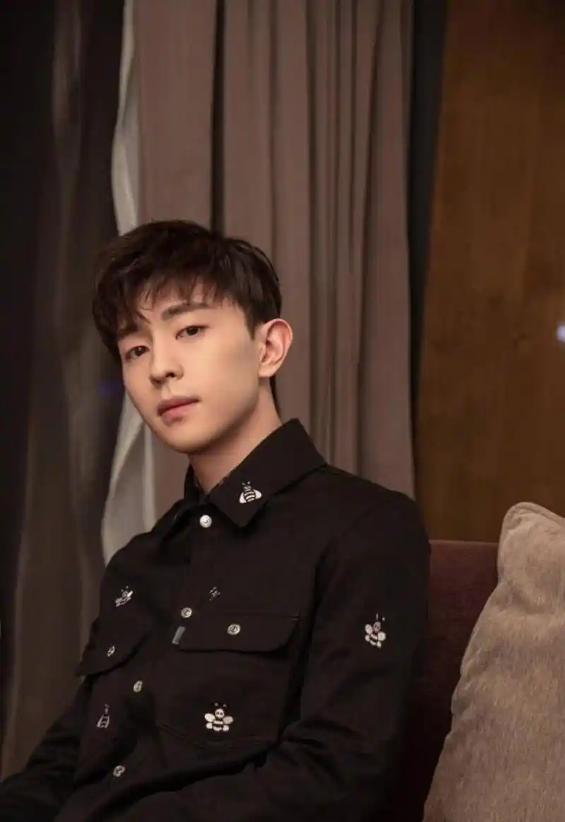 根据最新的消息,近日有媒体报道称,邓伦和上海盘海文化传媒有限公司被