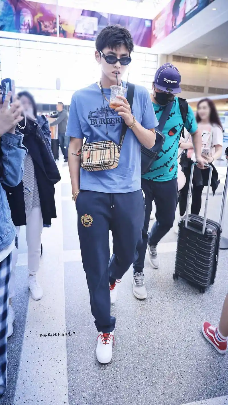 吴亦凡机场,帅气依旧,图3它比凡凡可爱,网友:图4笑的太治愈!