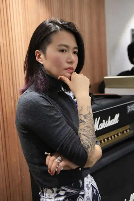 大花臂超级女声谭维维的时尚穿搭简约又帅气高个子女生学起来