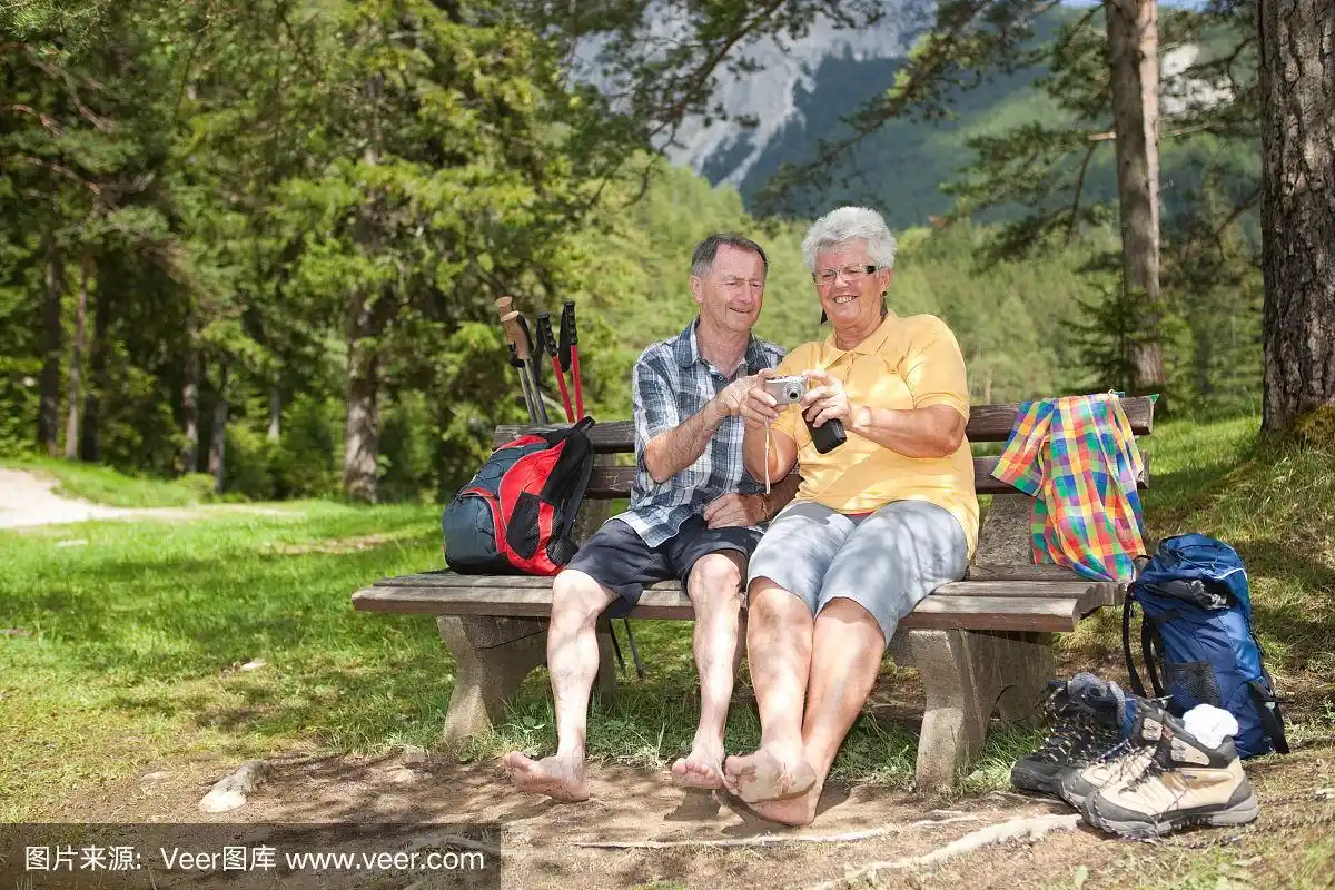 在公园长椅上赤脚的老年人