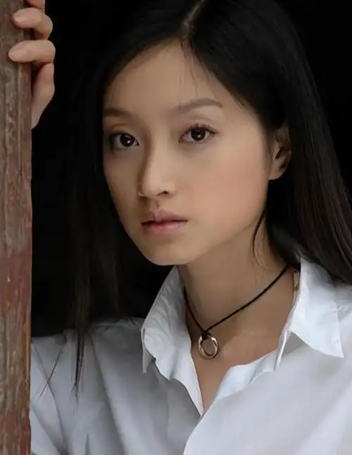 "最干净"女演员沈佳妮:出道15年一直不红,丈夫却大红大紫