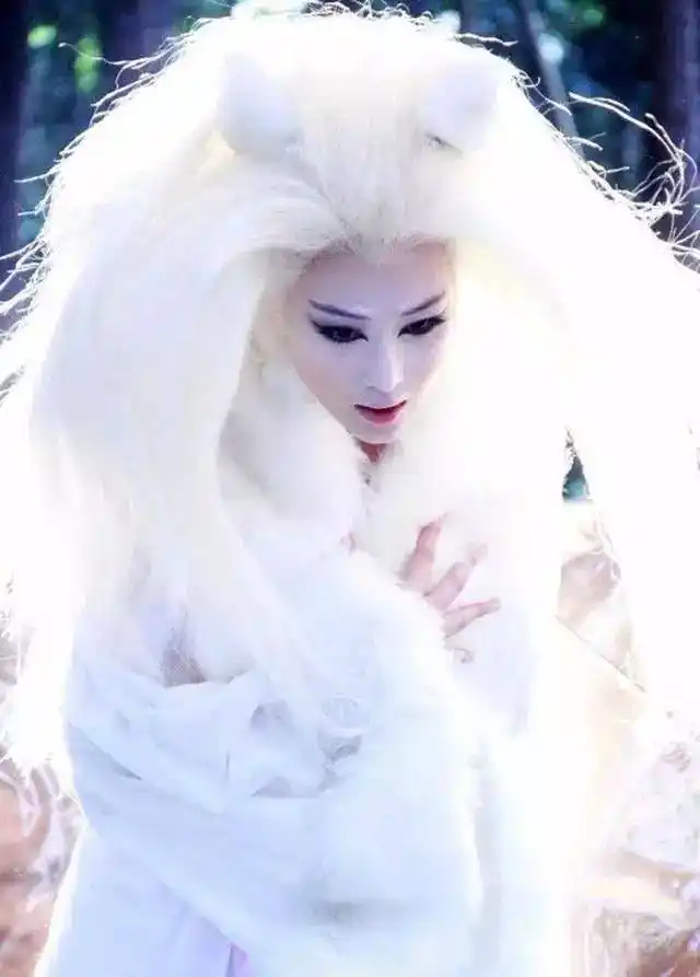 《封神榜》上说妲己艳如桃花,妖媚动人,美丽多姿,是千年狐狸精幻化