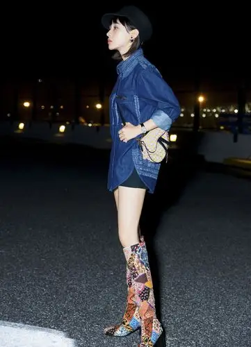 "时髦精"王子文启程巴黎时装周 机场look奶盐范儿来袭