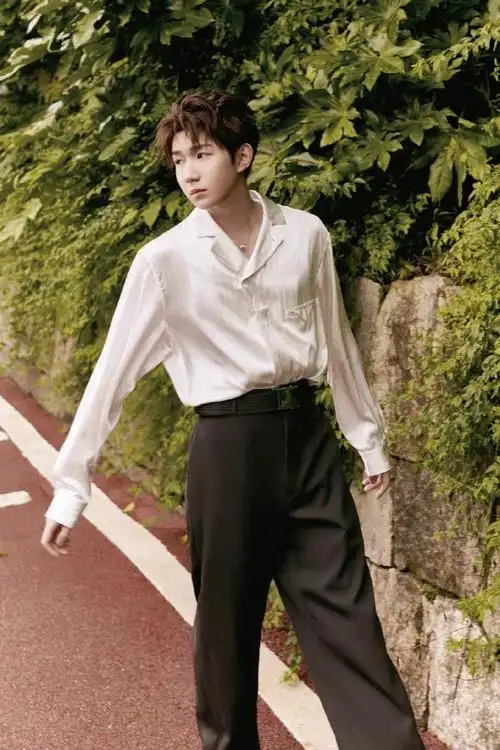 王源舞台造型,身穿白色丝质衬衫搭配阔腿裤,温柔深情少年,简单帅气.