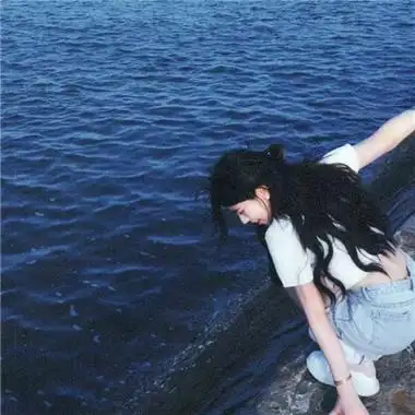 高清好看的蓝色系海边唯美女头图片 最新优质氛围感气质女头像_女生
