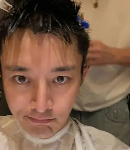 复合无望李小璐纪念日发文很想你贾乃亮晒做头照回应