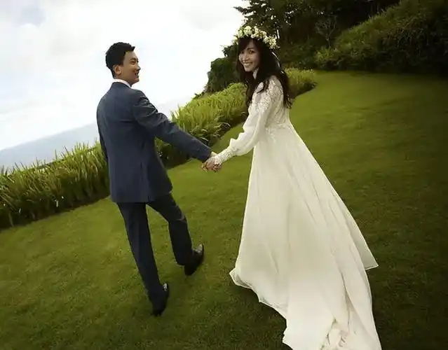 侯佩岑晒与老公合照,庆祝结婚11周年,两人亲密照甜腻幸福满满