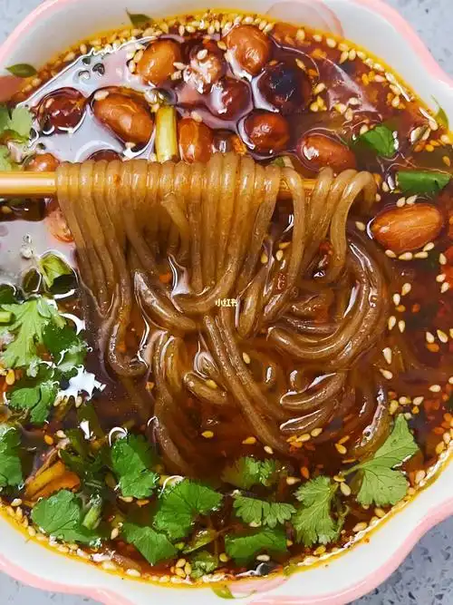 有谁能拒绝酸辣粉的诱惑呢,真的好吃到舔盆