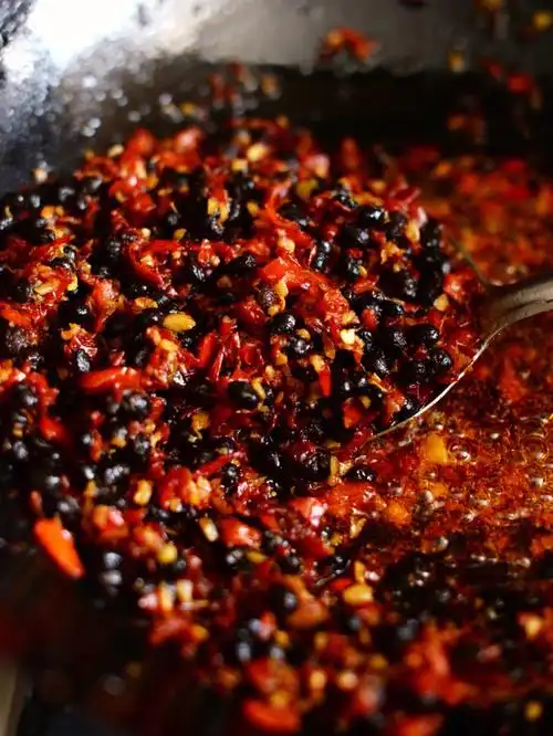 原材料:450克红辣椒 85克大蒜 60克豆豉 5克姜 两根小葱做法:1,豆豉