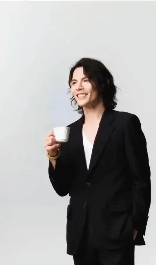 向佐最新妆造#日前@向佐jackyheung晒出最新造型,发文表示:"好久沒