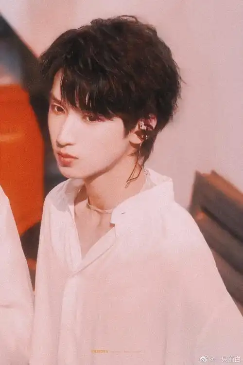 明星的锁骨可以有多欲#严浩翔的锁骨还有位置吗?可以挤一挤吗?