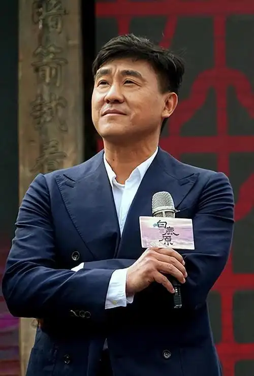 演员何冰为何结婚几十年0绯闻看看妻子是谁就知道了