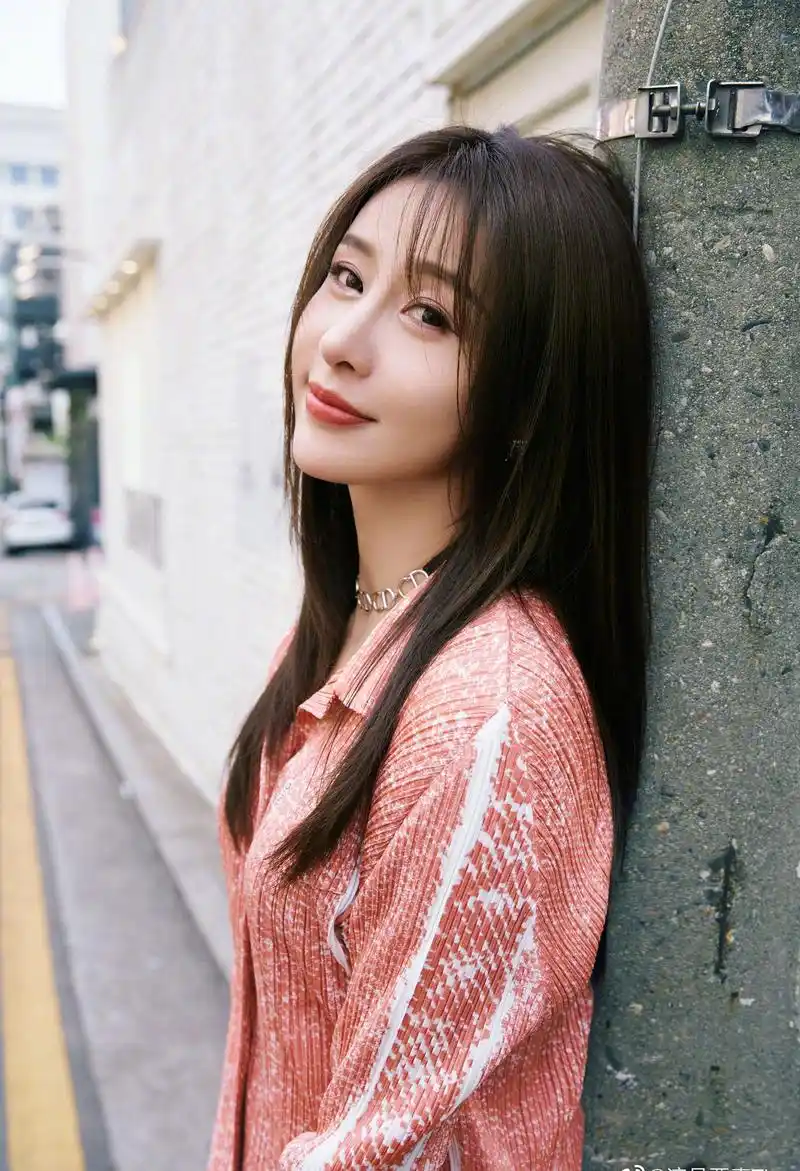 贾青长发飘飘街头时尚写真