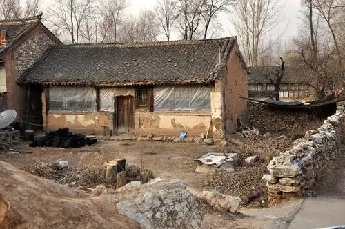 同一个村庄,两种不同的生活场景