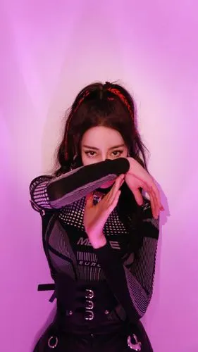 迪丽热巴酷飒写真手机壁纸