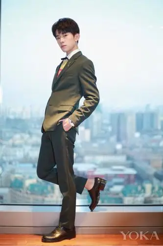 易烊千玺出席《芭莎男士》盛典 西装笔挺沉稳大气