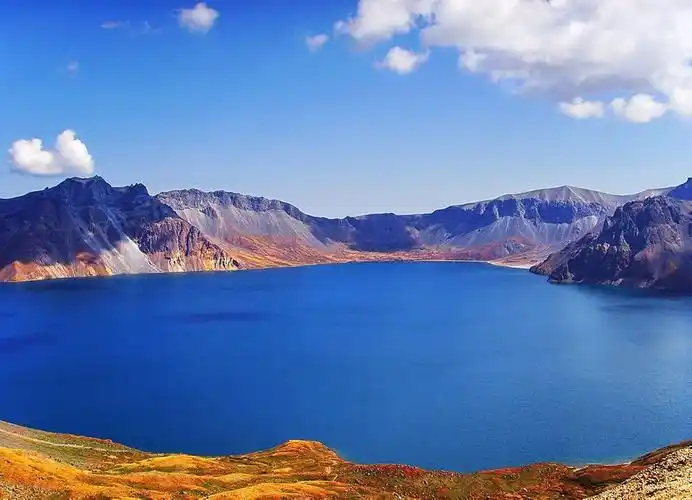 data-lemmaid="2284126">长白山脉 /a>中的火山,属休眠火山,位于吉林