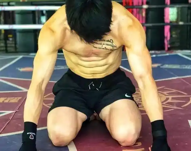 状态杠杠的",而从他所上传的照片来看,棱角分明的肌肉线条全然尽现