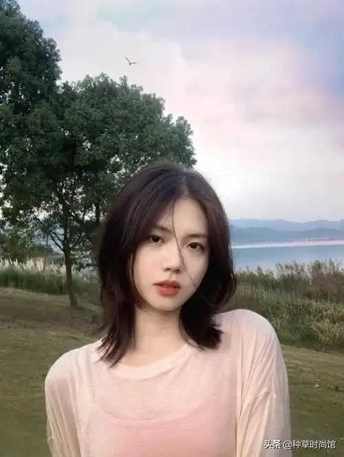 方圆脸的发型战术就是靠遮,所以八字刘海中长发就特别适合高颧骨