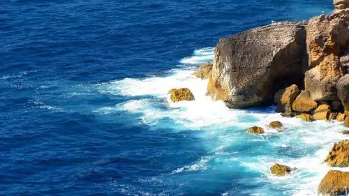 海岸边的大海与礁石唯美高清桌面壁纸