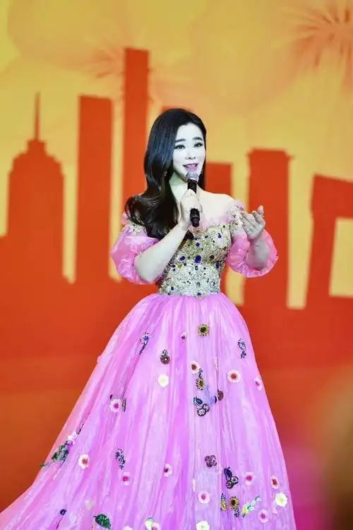 钟丽燕是中国著名的女高音歌唱家,优美的音色和精湛的技艺备受赞誉.