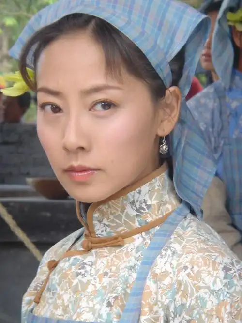 p>张茜,1974年2月18日出生于江苏省常州市,中国内地女演员,歌手,主持