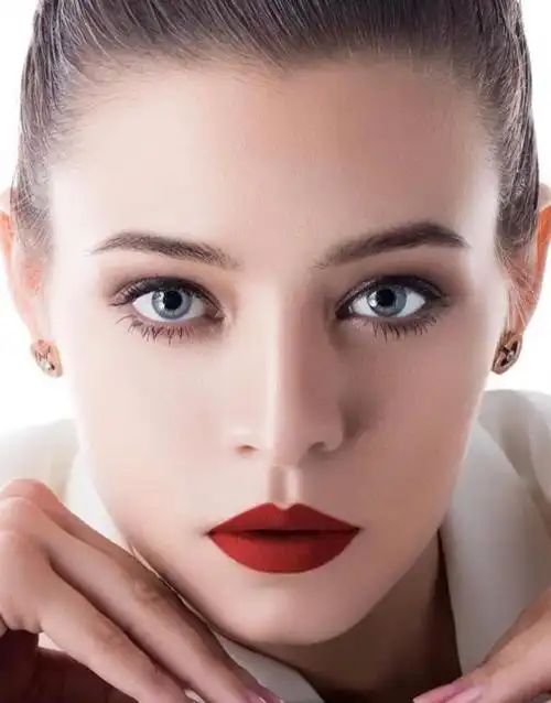 被公认为是"美人"的标志,美人尖脸型好,"美人眼"很难得!