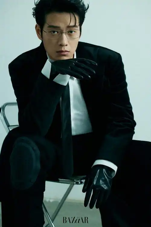 魏大勋单手解领带#魏大勋芭莎最新黑白写真西装背头耳骨夹,单手解