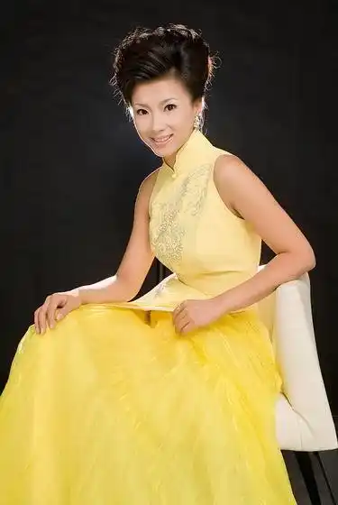 李佳(主持人)李佳,天津电视台《鱼龙百戏》栏目主持人.