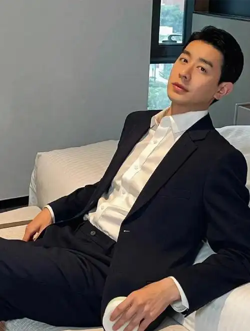 大叔,妥妥的霸道总裁气质97跟宋承宪,赵寅成一样大叔气质的出圈#六