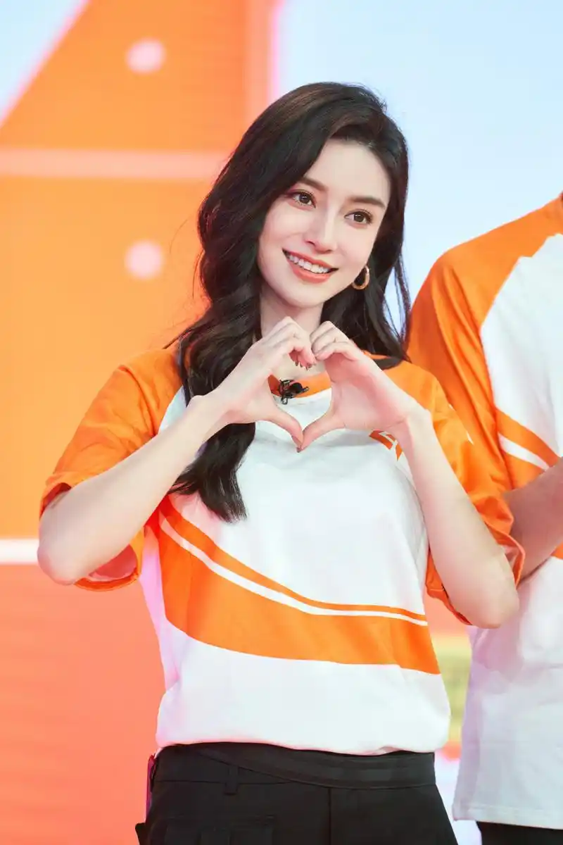 杨颖橙色运动装 长发飘飘 身姿优美 笑容灿烂 充满活力 动感十足