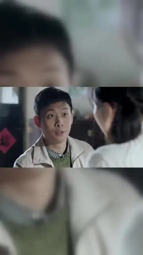 鸡毛飞上天王大山在家看见骆玉珠没回来披着雨衣就去找