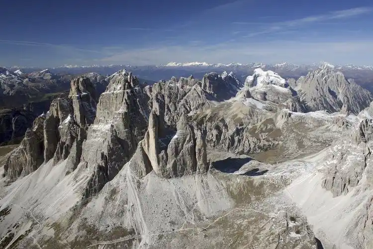 陡峭险峻的山脉1366x768分辨率查看