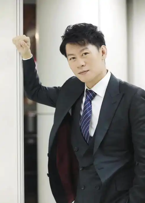 演员李健长相帅气戏也好42岁因狂飙走红娶初恋生一女