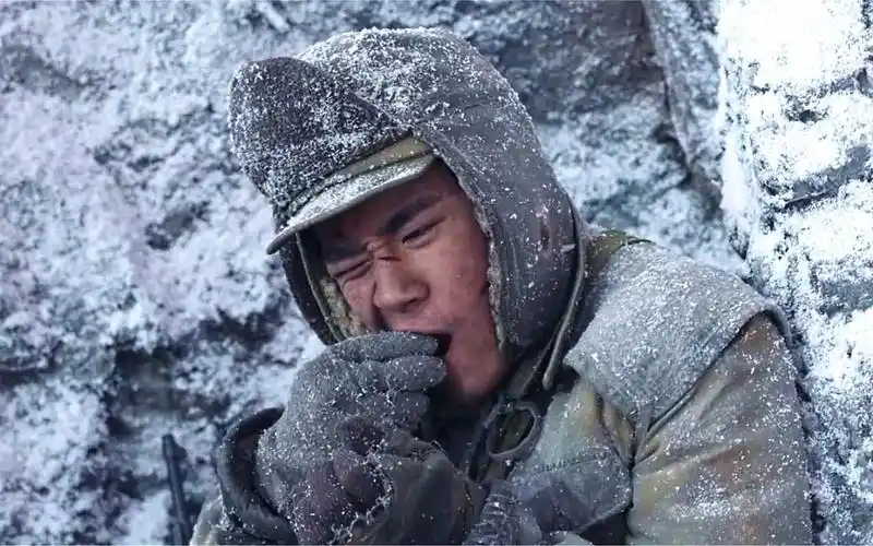 长津湖:易烊千玺吃冻土豆磕掉牙这幕,成全片经典,太心疼了