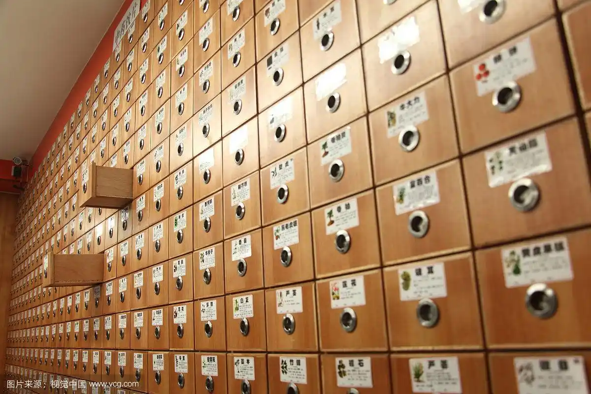 药店里的中药陈列架