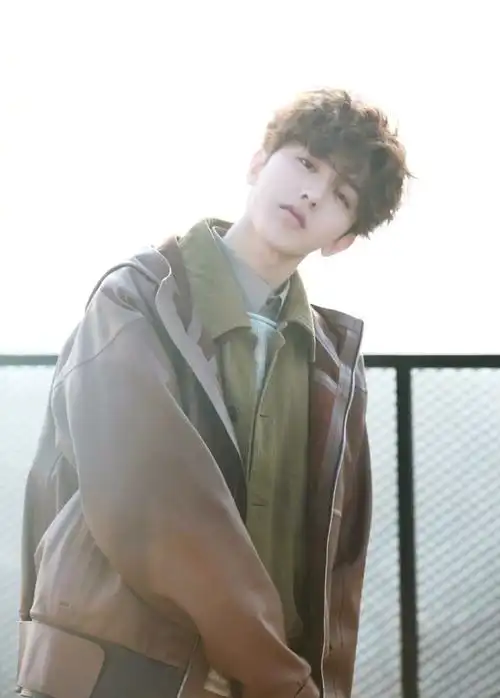 蔡徐坤最新大片曝光百变小王子一改浓妆霸气羊毛小卷发超可爱