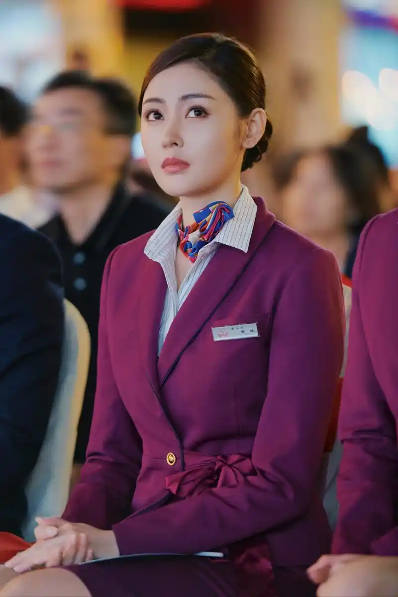 中国机长航班重庆站安全落地,空姐爱等你再次登机.